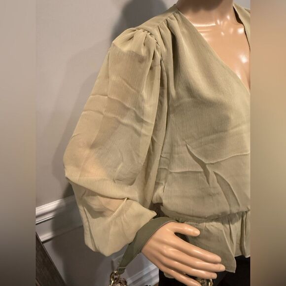 NWT V neck smocked neck peplum Blouse - Picture 9 of 10